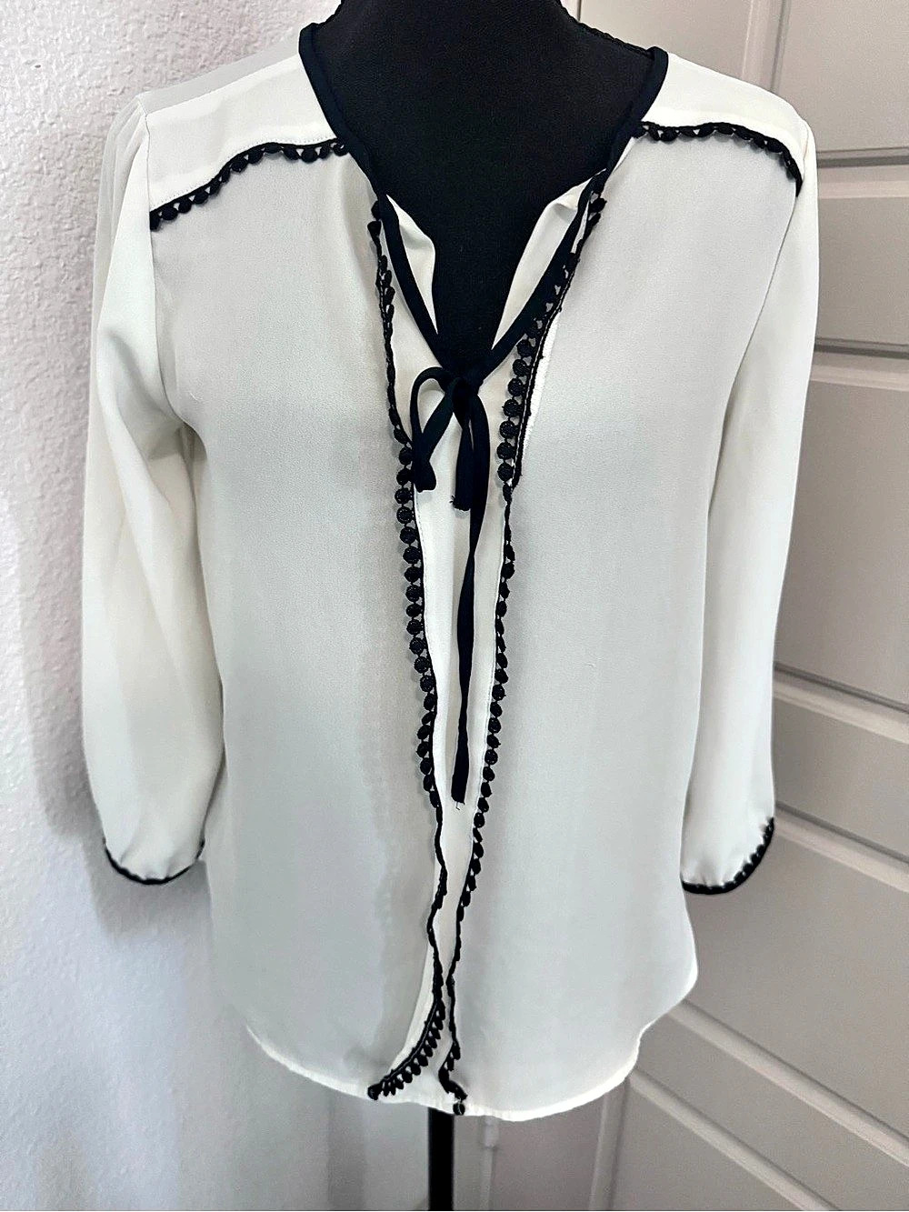 The Limited Black Trim Tie Front Blouse in White Size Small Like New